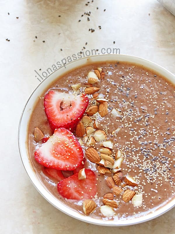 Chocolate Almond Butter Smoothie Bowl by ilonaspassion.com #smoothiebowl #almondbutter #chocolate #smoothie