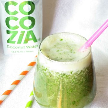 Healthy kale smoothie with banana and a hint of coconut by ilonaspassion.com #kale #smoothie #cocozia #banana