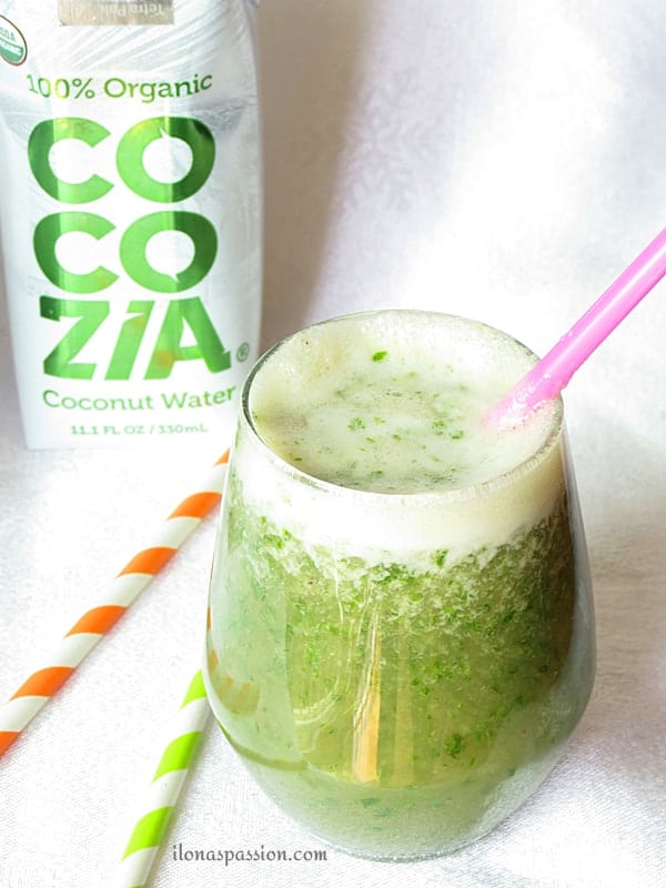 Healthy kale smoothie with banana and a hint of coconut by ilonaspassion.com #kale #smoothie #cocozia #banana