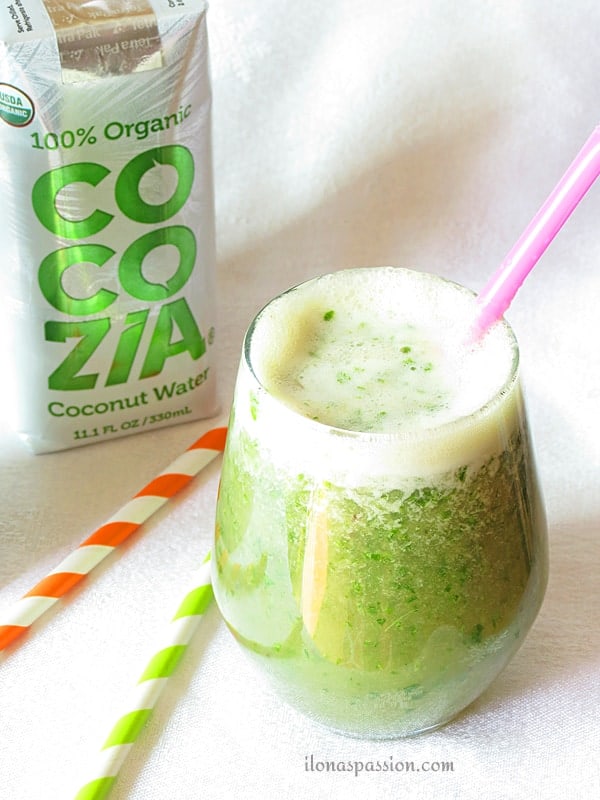 Healthy kale smoothie with banana and a hint of coconut by ilonaspassion.com #kale #smoothie #cocozia #banana