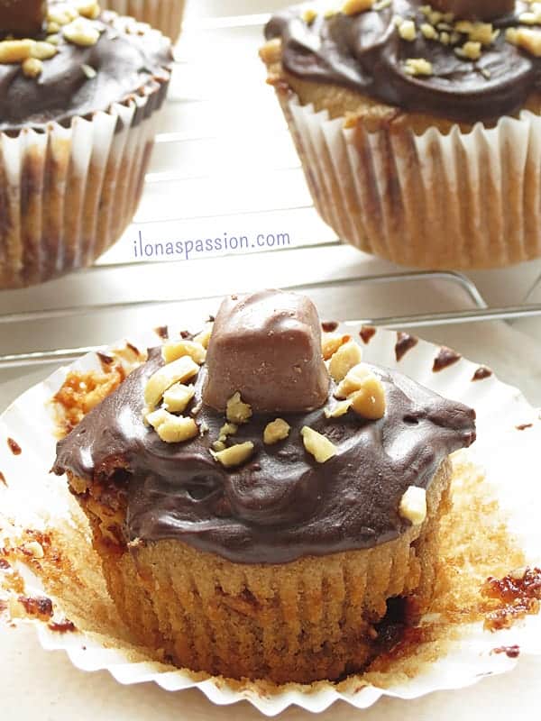 Snickers Cupcakes with chocolate ganache by ilonaspassion.com #snickers #cupcakes #party #chocolate #partyfood