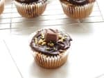 Snickers Cupcakes with chocolate ganache by ilonaspassion.com #snickers #cupcakes #party #chocolate #partyfood