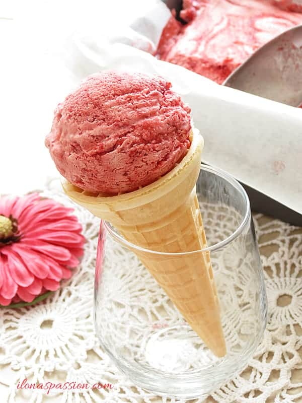 No Churn Strawberry Ice cream Recipe by ilonaspassion.com #icecream #nochurn #strawberry