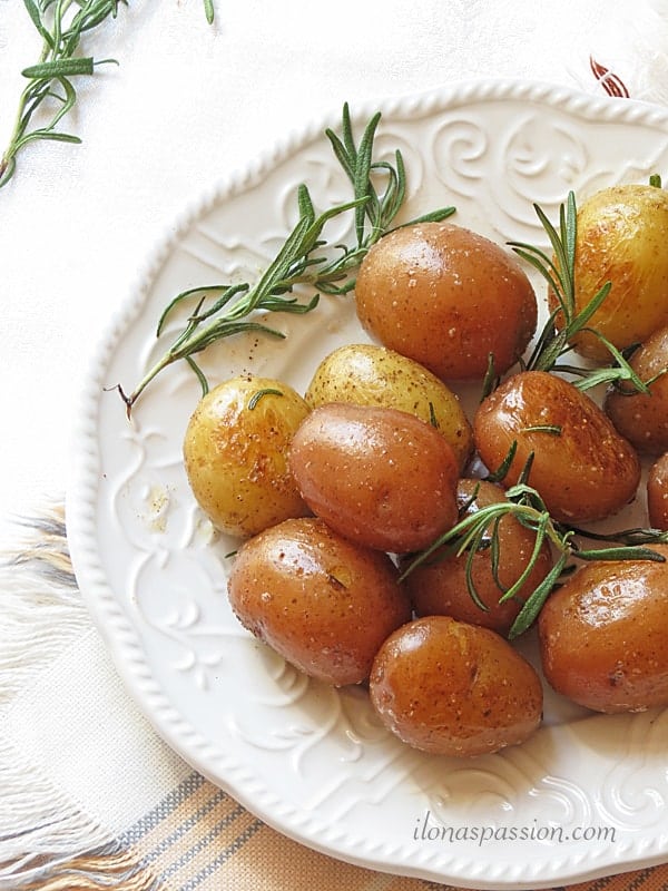 Buttery Rosemary Potatoes by ilonaspassion.com #rosemary #potatoes #buttery #vegetarian