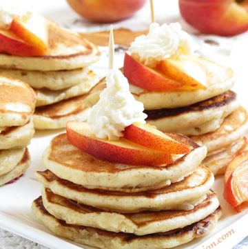 Peaches and Cream Mini Pancakes by ilonaspassion.com #pancakes #peachesandcream #teaparty