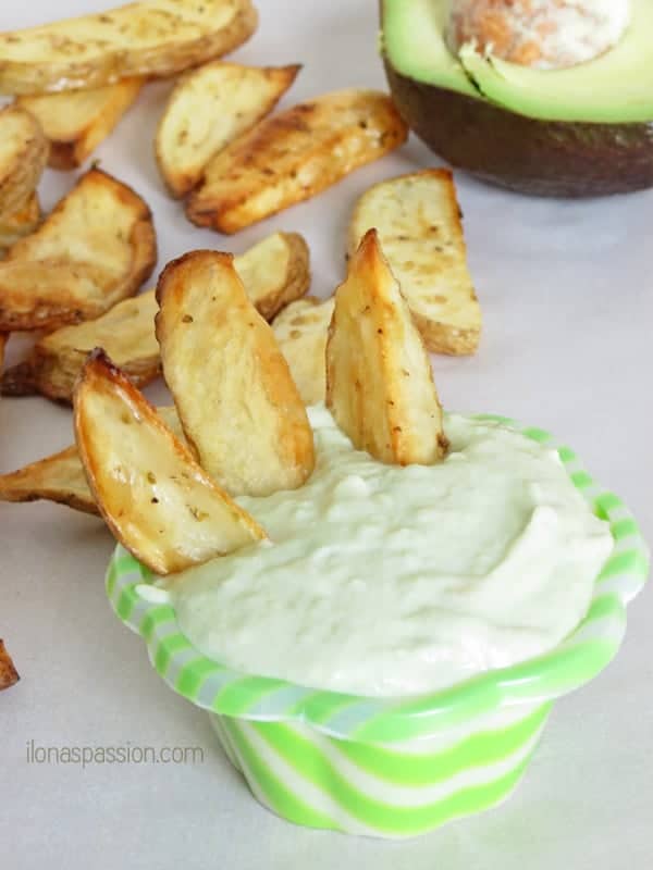 Baked Potato Fries with Avocado Aioli by ilonaspassion.com #baked #potatofries #avocadoaioli #aioli