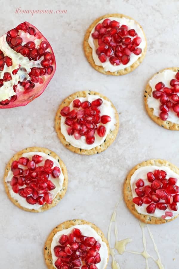 Crackers with Cream Cheese and Pomegranate Arils. Surprise your guests with this easy appetizer by ilonaspassion.com