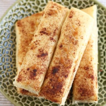 Breadsticks with cinnamon and brown sugar.