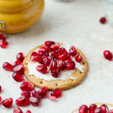 Cold party food idea with winter pomegranate arils, cheese and crackers ilonaspassion.com I @ilonaspassion