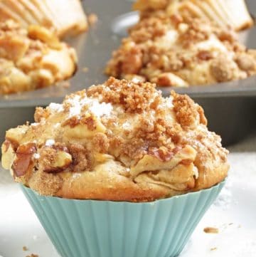 The BEST Apple Crumble Muffins by ilonaspassion #applemuffins #muffins #crumble