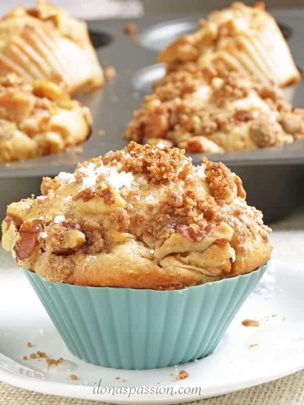 The BEST Apple Crumble Muffins by ilonaspassion #applemuffins #muffins #crumble