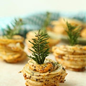 Perfect for a Party Basil and Cheddar Potato Stacks by ilonaspassion.com @ilonaspassion