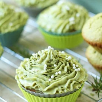 Matcha cupcakes with green tea cream cheese frosting recipe are perfect for Christmas or any party. Matcha cupcakes are fluffy, sweet and delicious! by ilonaspassion.com I @ilonaspassion
