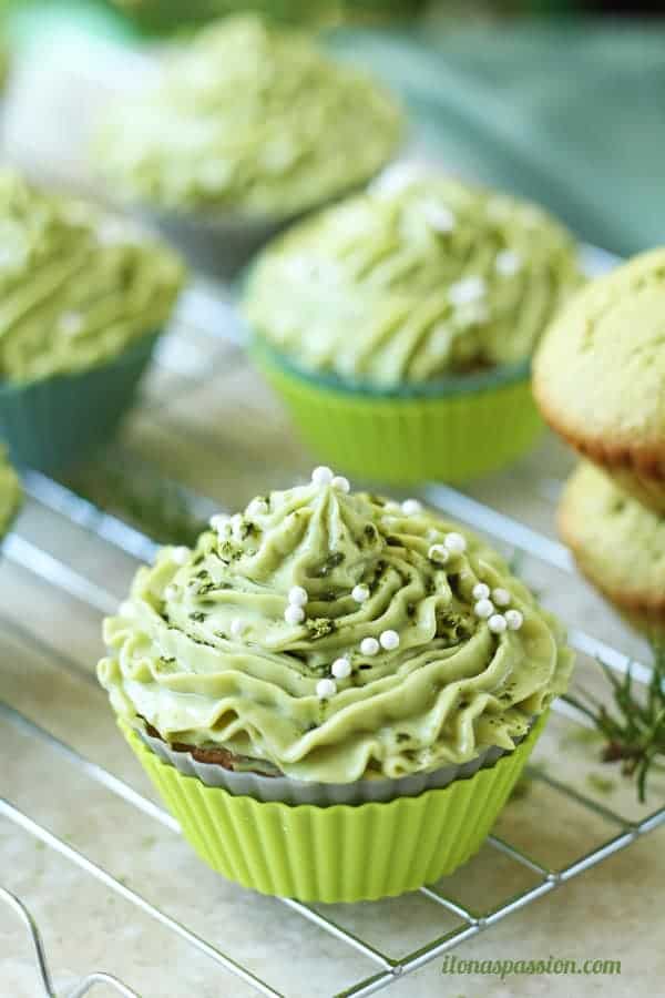 Matcha cupcakes with green tea cream cheese frosting recipe are perfect for Christmas or any party. Matcha cupcakes are fluffy, sweet and delicious! by ilonaspassion.com I @ilonaspassion