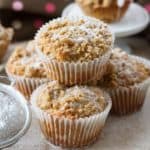 Cinnamon coffee cake muffins with brown sugar and streusel topping by ilonaspassion.com I @ilonaspassion