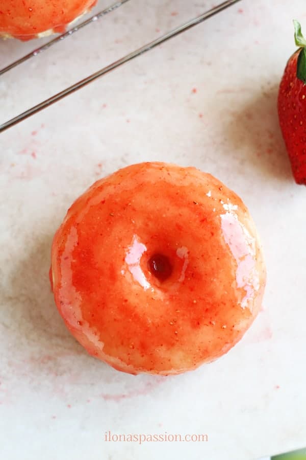 Strawberry Shortcake Baked Mini Buttermilk Donuts - An easy recipe for strawberry shortcake baked mini buttermilk donuts. These delicious glazed strawberry donuts are perfect for breakfast, Valentine's Day or Tea Party by ilonaspassion.com @ilonaspassion