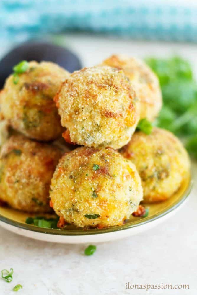 Baked Rice Balls with Avocado Cilantro Dip - Arancini baked rice balls recipe made with cilantro, parmesan and cheddar cheese. Topped with creamy avocado cilantro dip by ilonaspassion.com I @ilonaspassion
