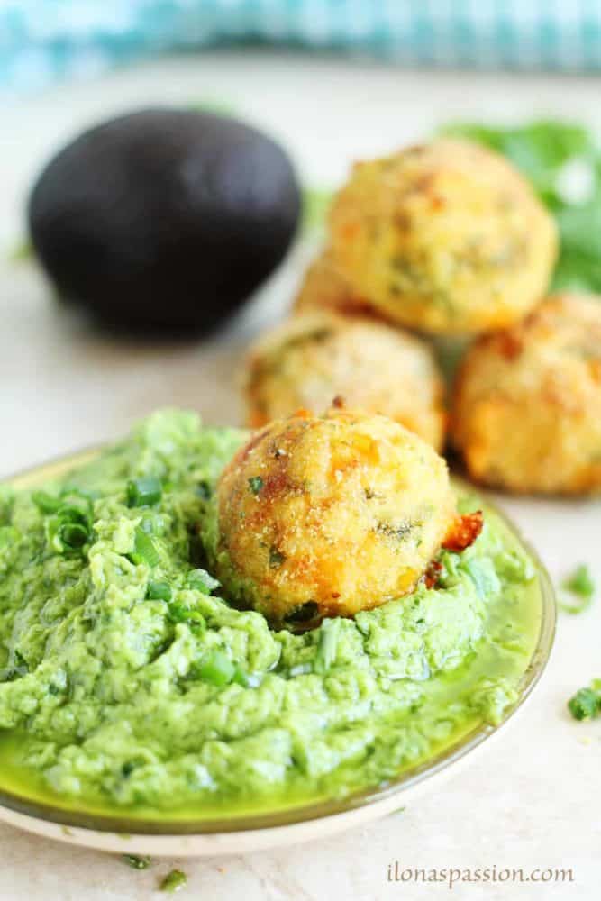 Baked Rice Balls with Avocado Cilantro Dip - Arancini baked rice balls recipe made with cilantro, parmesan and cheddar cheese. Topped with creamy avocado cilantro dip by ilonaspassion.com I @ilonaspassion