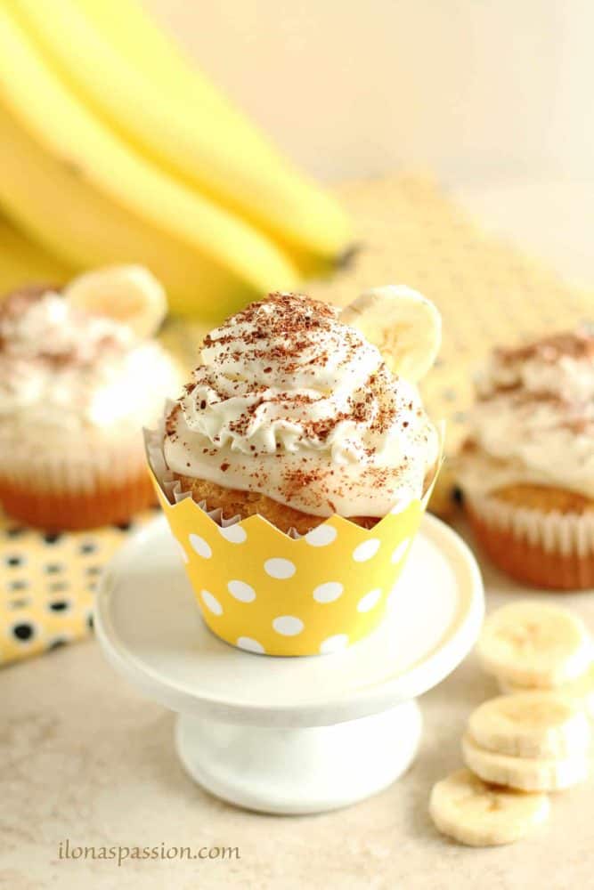 Banana Cream Pie Cupcakes from Scratch - Fluffy and moist banana cream pie cupcakes made from scratch with delicious vanilla pudding and whipped cream frosting. Perfect recipe for a party! by ilonaspassion.com I @ilonaspassion