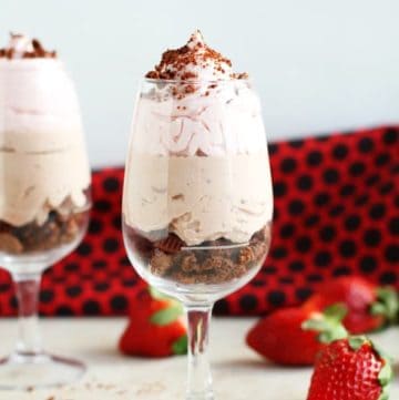 Quick and easy chocolate strawberry mousse perfect for Valentine's Day and served for two by ilonaspassion.com I @ilonaspassion