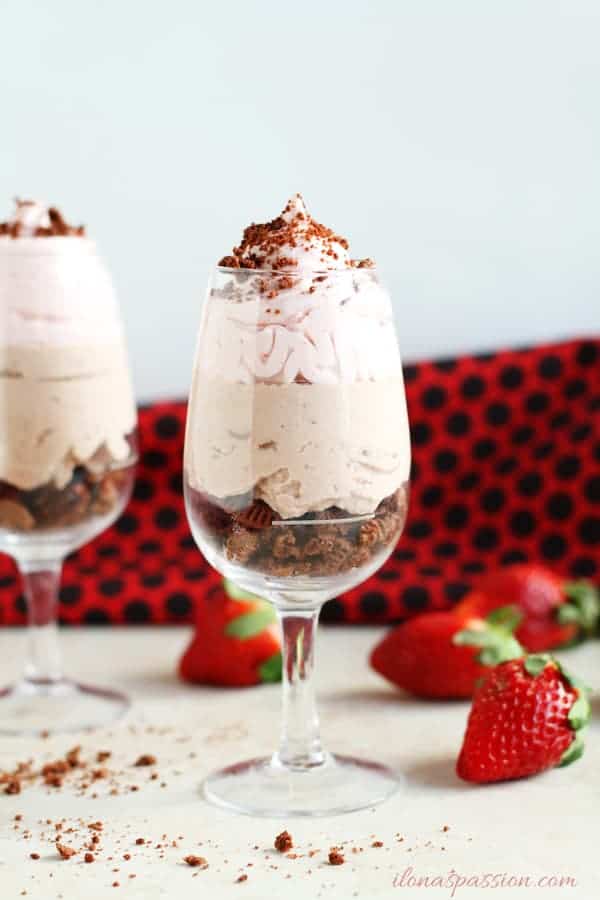 Chocolate Strawberry Mousse for Two - Simple Chocolate and Strawberry Mousse recipe is perfect for Valentine's Day. Served with chocolate cookies and two layers of whipped cream. A dessert for Two! by ilonaspassion.com I @ilonaspassion