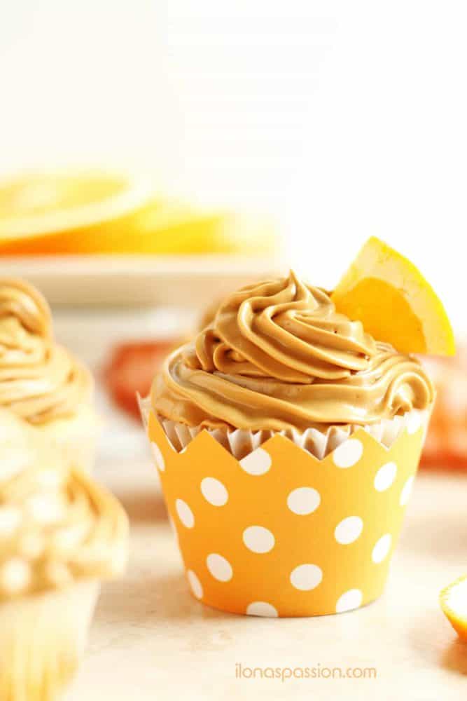 Orange Cupcakes with Dulce de Leche Buttercream - delicious orange cupcakes with dulce de leche buttercream frosting are cakey, fluffy and citrusy! Yummy cupcake recipe for a party! by ilonaspassion.com @ilonaspassion