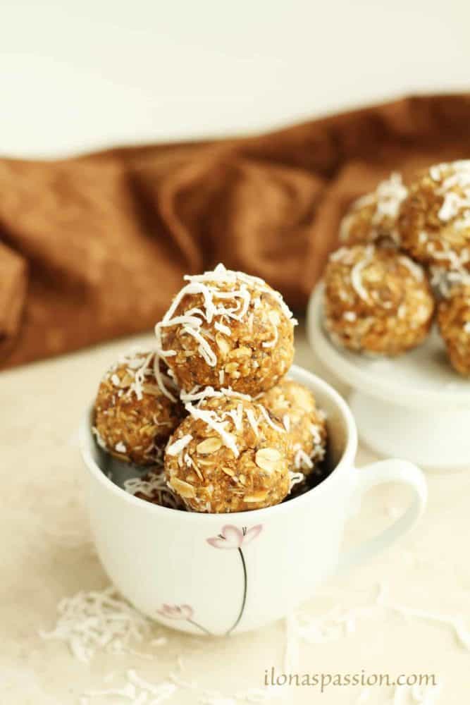 Peanut Butter Coconut Energy Balls - Healthy energy balls recipe made with peanut butter, coconut flakes, dates and chia seeds. These mini bites are perfect for breakfast or snack. Vegan, vegetarian by ilonaspassion.com I @ilonaspassion