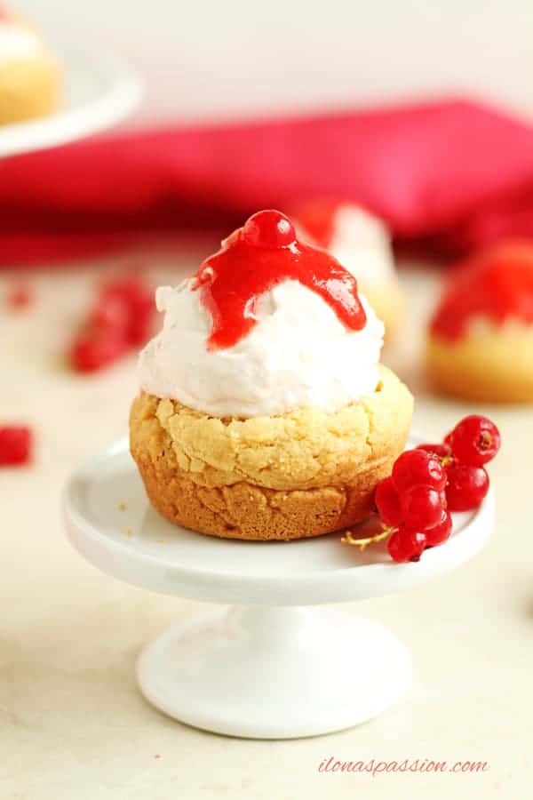 Strawberries and Cream Sugar Cookie Cups - Perfect for Valentine's Day sugar cookie cups recipe filled with strawberries and cream topping. Cute and flavourful sweet dessert! by ilonaspassion.com I @ilonaspassion
