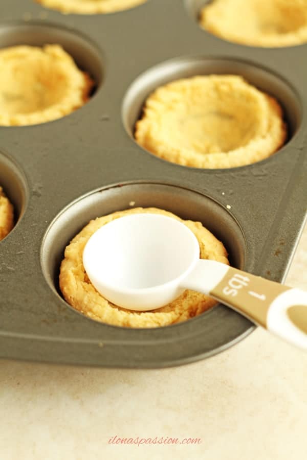 Strawberries and Cream Sugar Cookie Cups - Perfect for Valentine's Day sugar cookie cups recipe filled with strawberries and cream topping. Cute and flavourful sweet dessert! by ilonaspassion.com I @ilonaspassion