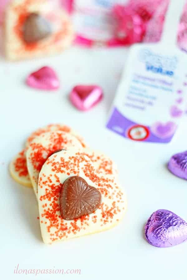 White & Milk Chocolate Butter Cookies - heart-shaped soft sugar butter cookies topped with white chocolate and decorated with milk chocolate hearts. The best gift idea for Valentine's Day by ilonaspassion.com I @ilonaspassion #ad #collectivebias