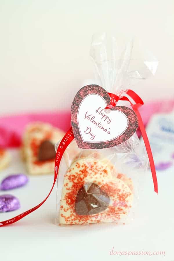 White & Milk Chocolate Butter Cookies - heart-shaped soft sugar butter cookies topped with white chocolate and decorated with milk chocolate hearts. The best gift idea for Valentine's Day by ilonaspassion.com I @ilonaspassion #ad #collectivebias