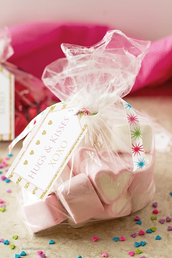 Free Valentine printables in pink and gold XOXO Hugs and Kisses in a bag with candies. Perfect gift idea by ilonaspassion.com I @ilonaspassion