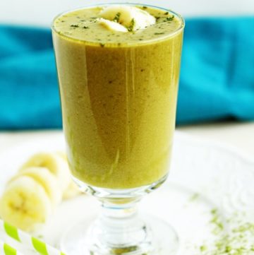 3 Ingredient Green Tea Matcha Smoothie - Green tea matcha smoothie recipe made with only 3 ingredients. See how you can actually ENJOY eating your daily dose of leafy greens. Vegetarian, vegan, healthy by ilonaspassion.com I @ilonaspassion
