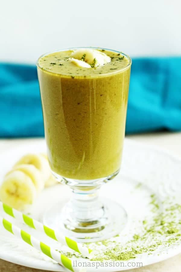 3 Ingredient Green Tea Matcha Smoothie - Green tea matcha smoothie recipe made with only 3 ingredients. See how you can actually ENJOY eating your daily dose of leafy greens. Vegetarian, vegan, healthy by ilonaspassion.com I @ilonaspassion