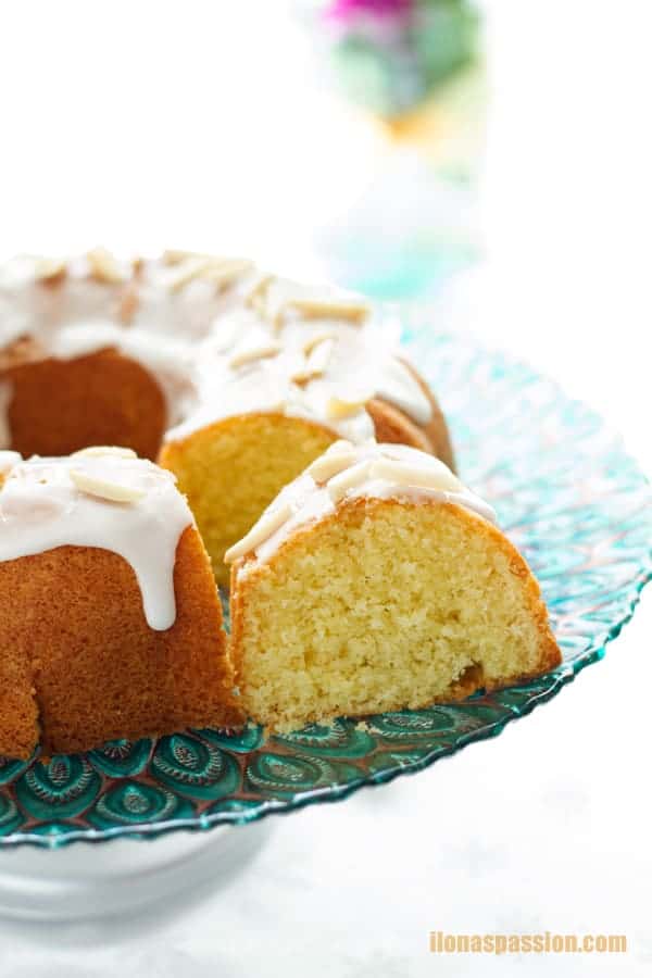 A cut piece of glazed cake with lemon icing and made with vanilla extract by ilonaspassion.com I @ilonaspassion