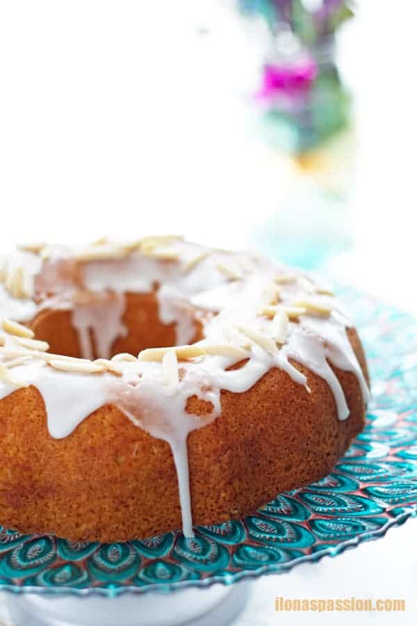 Almond flour bundt cake made only with few ingredients. Easy to bake in bundt cake pan by ilonaspassion.com I @ilonaspassion