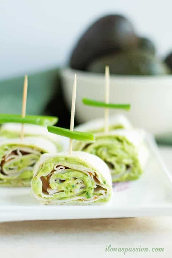 Cilantro & Avocado Turkey Pinwheels - Perfect party food idea: turkey pinwheels with delicious avocado, fresh chive and cilantro sauce. Easy to make and your guests will love it! by ilonaspassion.com I @ilonaspassion