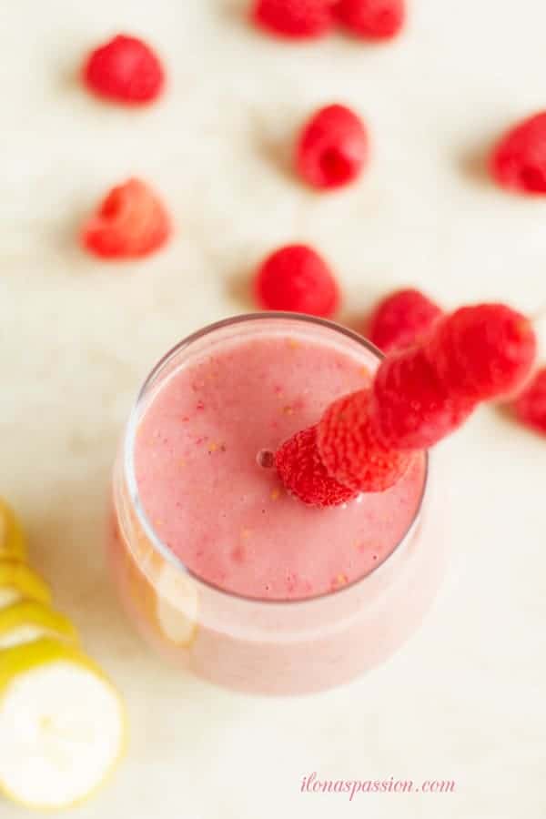 Dairy Free Healthy Raspberry Banana Smoothie - Dairy free healthy raspberry banana smoothie made with only 3 real food ingredients. Great for breakfast or snack. Yummy, delicious and satisfying! Vegetarian, vegan, clean eating by ilonaspassion.com I @ilonaspassion