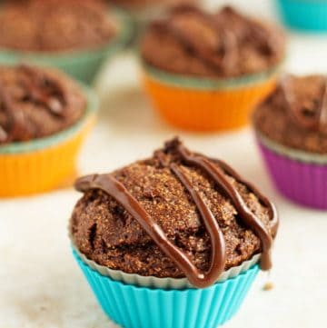 Banana Chocolate Spelt Flour Muffins - Healthy and moist banana chocolate spelt flour muffins made with greek yogurt, cacao and apple sauce. No oil in these yummy chocolate muffins! by ilonaspassion.com I @ilonaspassion