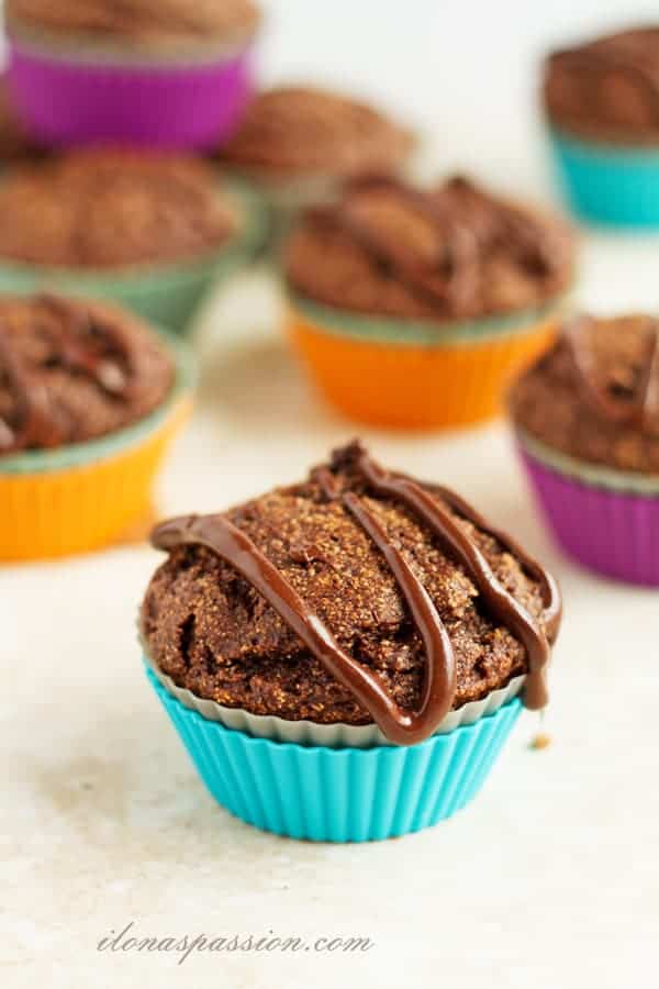 Banana Chocolate Spelt Flour Muffins - Healthy and moist banana chocolate spelt flour muffins made with greek yogurt, cacao and apple sauce. No oil in these yummy chocolate muffins! by ilonaspassion.com I @ilonaspassion