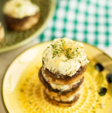 Dill, Parmesan and Cream Cheese Stuffed Mushrooms - Greek yogurt cream cheese stuffed mushrooms with fresh dill and shredded parmesan. These little mushrooms are perfect appetizer food for parties! by ilonaspassion.com I @ilonaspassion