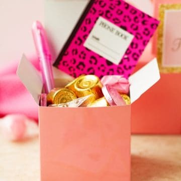 DIY Pink and Gold Birthday Favor Box Idea with chocolate candies, starburst and little notepad with pen. Great for each guest at the pink and gold party! by ilonaspassion.com I @ilonaspassion