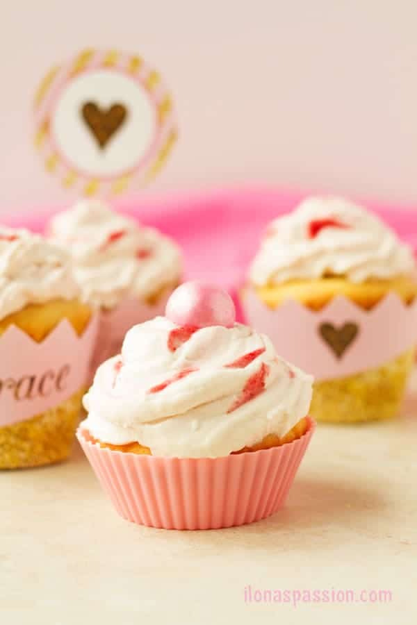 Dulce de Leche Cupcakes with Strawberry Frosting - Vanilla dulce de leche cupcakes recipe with homemade strawberry whipped cream frosting are perfect for pink and gold parties! Click to get the recipe or pin and save for later by ilonaspassion.com I @ilonaspassion