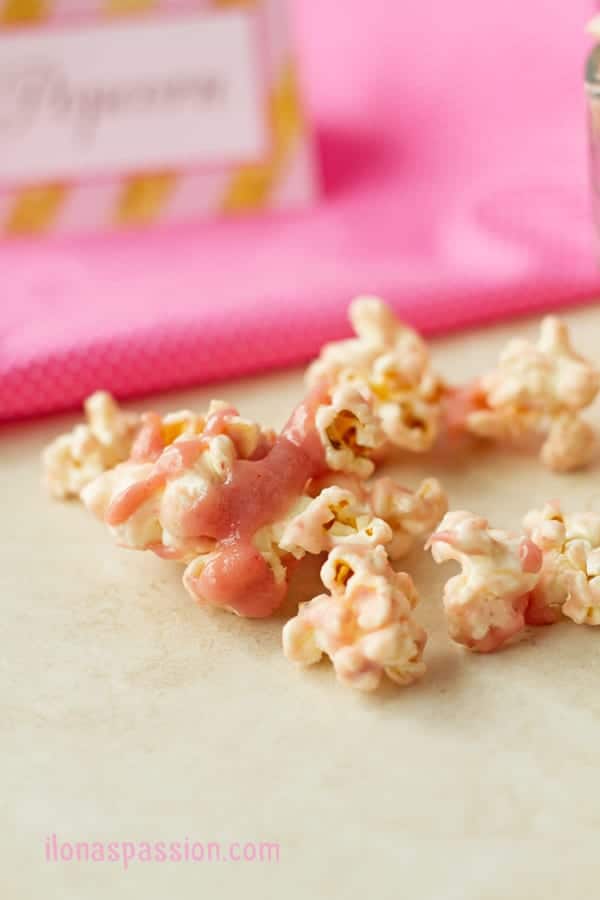 Strawberry White Chocolate Popcorn - Naturally flavored strawberry white chocolate popcorn recipe is perfect for pink and gold party or princess party. It requires only 3 ingredients. by ilonaspassion.com I @ilonaspassion
