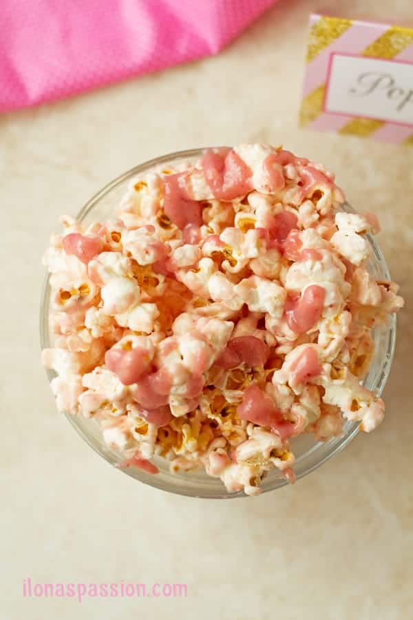 Strawberry White Chocolate Popcorn - Naturally flavored strawberry white chocolate popcorn recipe is perfect for pink and gold party or princess party. It requires only 3 ingredients. by ilonaspassion.com I @ilonaspassion