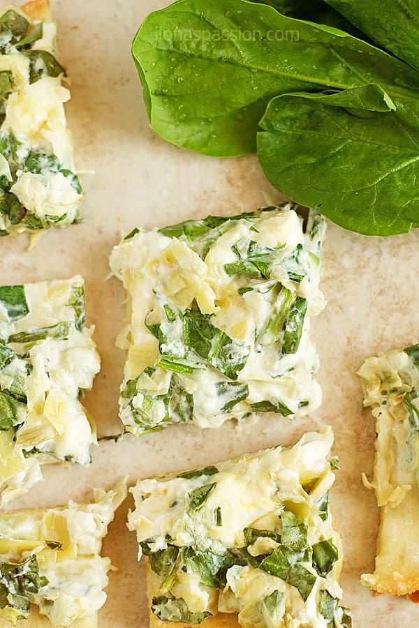 Artichoke Spinach Dip Flatbread- Great for parties artichoke spinach dip recipe served on flatbread. Easy, quick to make and amazing artichoke spinach dip with cream cheese that everyone will love! Vegetarian. by ilonaspassion.com I @ilonaspassion