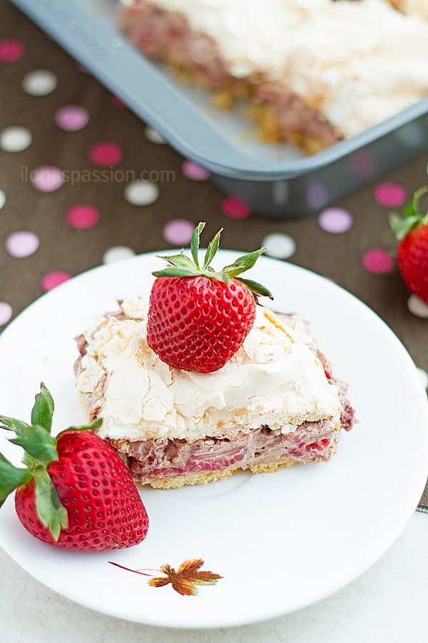 Strawberry Chocolate Meringue Layer Cake - Meringue Layer Cake recipe with crunchy bottom layer, chocolate whipped cream and fresh strawberries. Amazing cake that you want to make it in your kitchen! by ilonaspassion.com I @ilonaspassion
