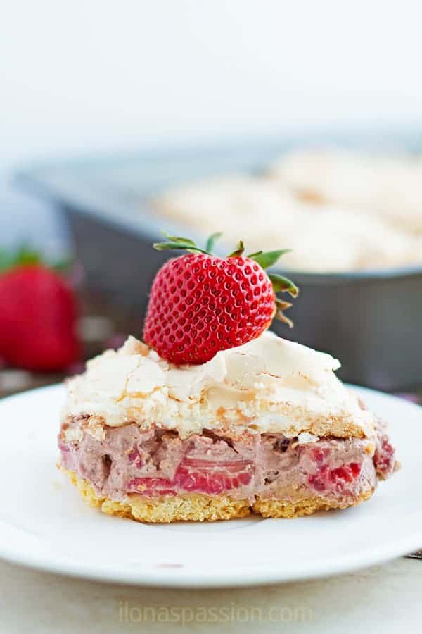 Strawberry Chocolate Meringue Layer Cake - Meringue Layer Cake recipe with crunchy bottom layer, chocolate whipped cream and fresh strawberries. Amazing cake that you want to make it in your kitchen! by ilonaspassion.com I @ilonaspassion