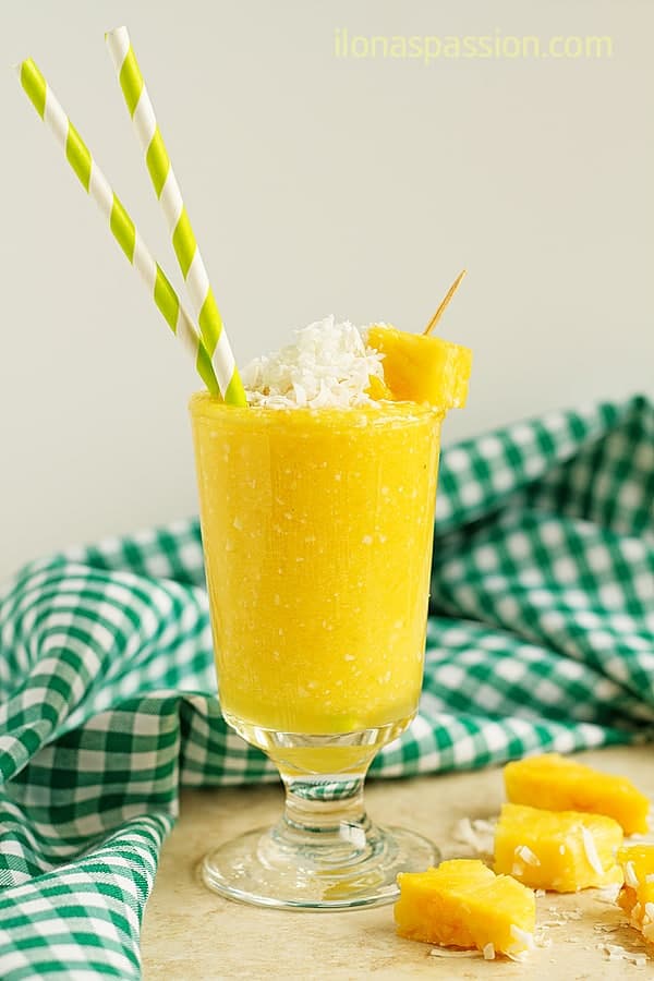 Pina Colada Smoothie - 3 Ingredient nonalcoholic pina colada smoothie recipe with coconut water and pineapple. Easy to make and very delicious smoothie perfect for summer parties! by ilonaspassion.com I @ilonaspassion