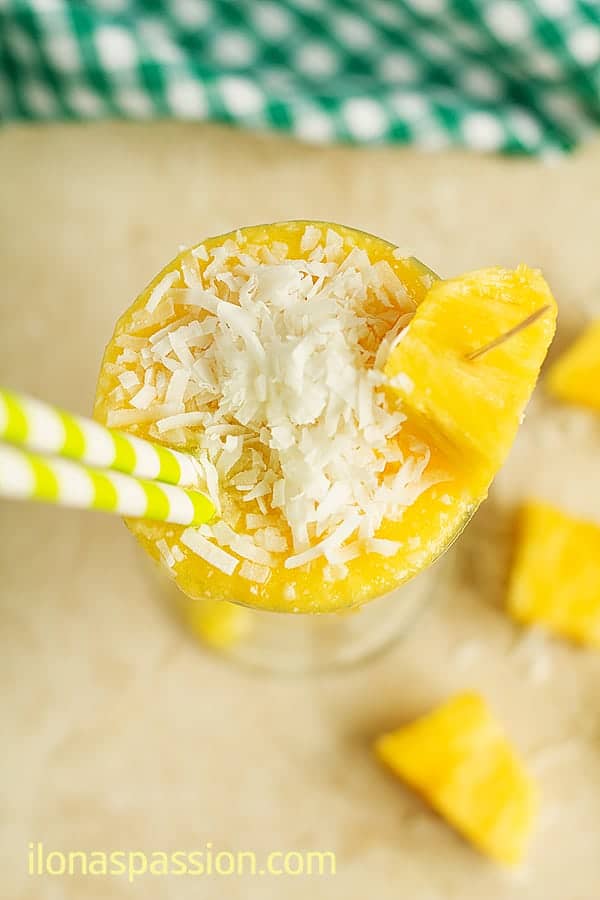 Pina Colada Smoothie - 3 Ingredient nonalcoholic pina colada smoothie recipe with coconut water and pineapple. Easy to make and very delicious smoothie perfect for summer parties! by ilonaspassion.com I @ilonaspassion